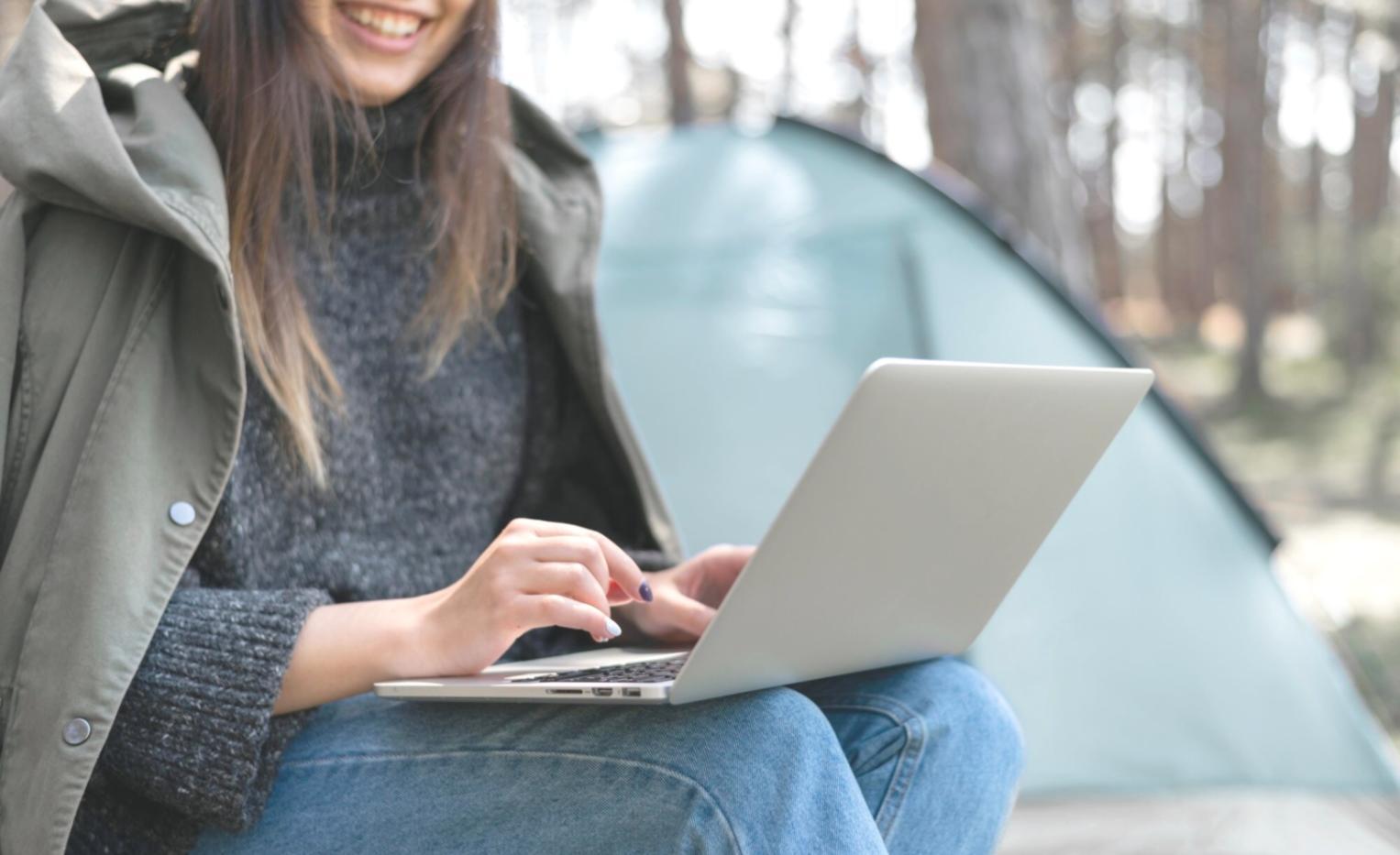 Studierende arbeiten gemeinsam an Finanzanalysen